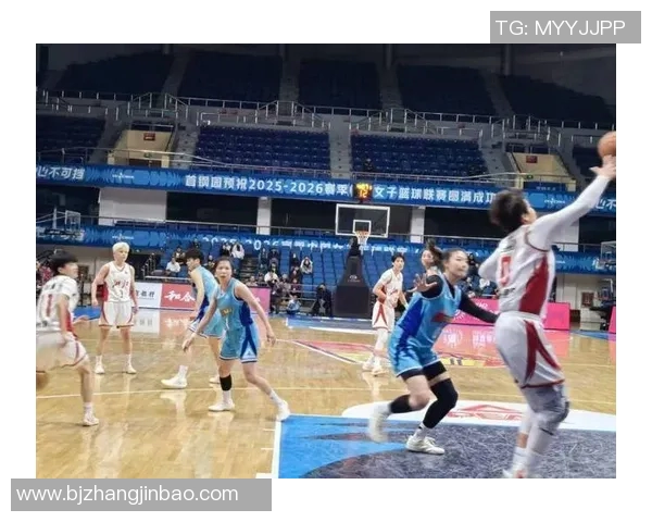北京首钢女篮迎战上海队全力争胜展现巾帼风采与竞技精神